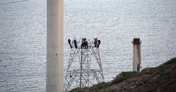 Foto: Operarios de Red Eléctrica realizando el cambio de la estructura. (Imagen cedida)