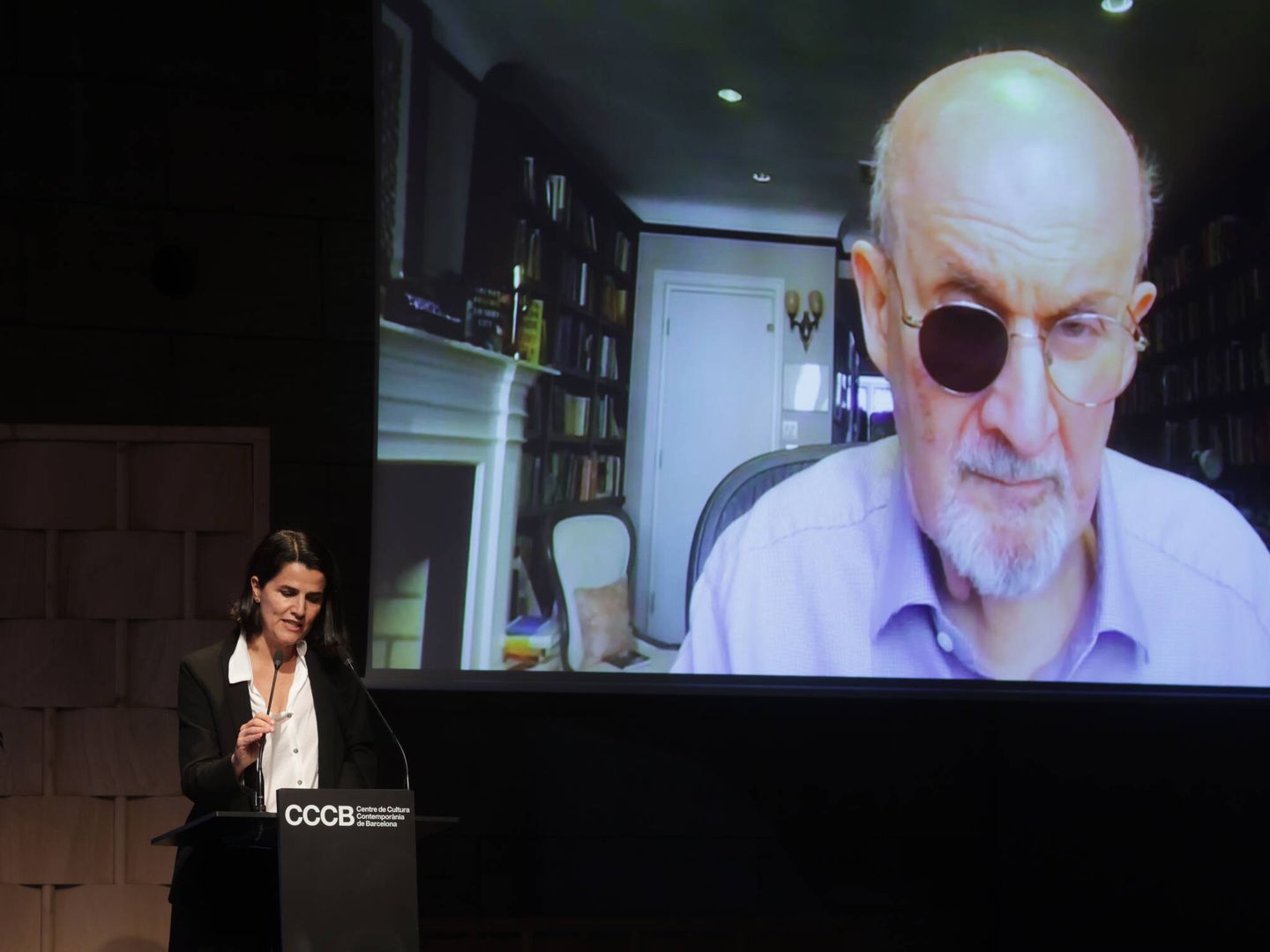 Salman Rushdie presentado por Judit Carrera, directora del CCCB 