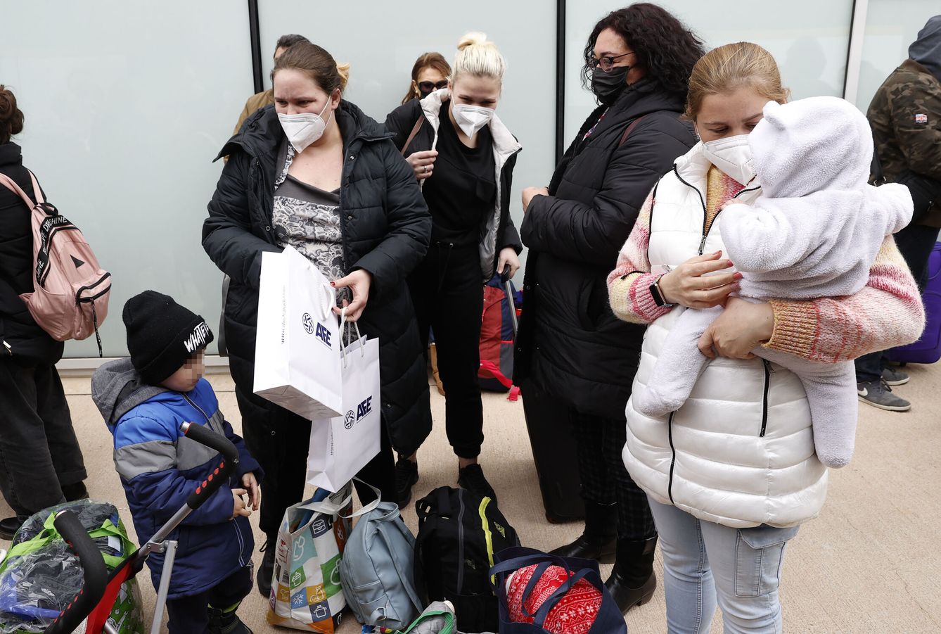 Un convoy de refugiados ucranianos es atendido en el Hospital Zendal de Madrid. (EFE/Chema Moya)