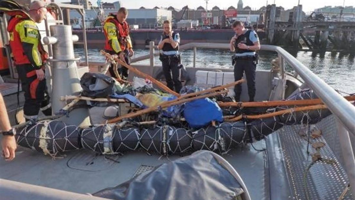 Rescatado un inmigrante en aguas holandesas a bordo de una lancha hecha de basura
