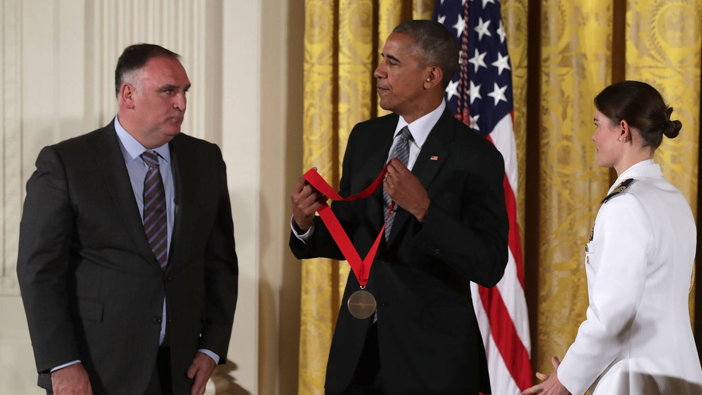 El cocinero, recibiendo la medalla de Barack Obama. (Getty/Alex Wong)