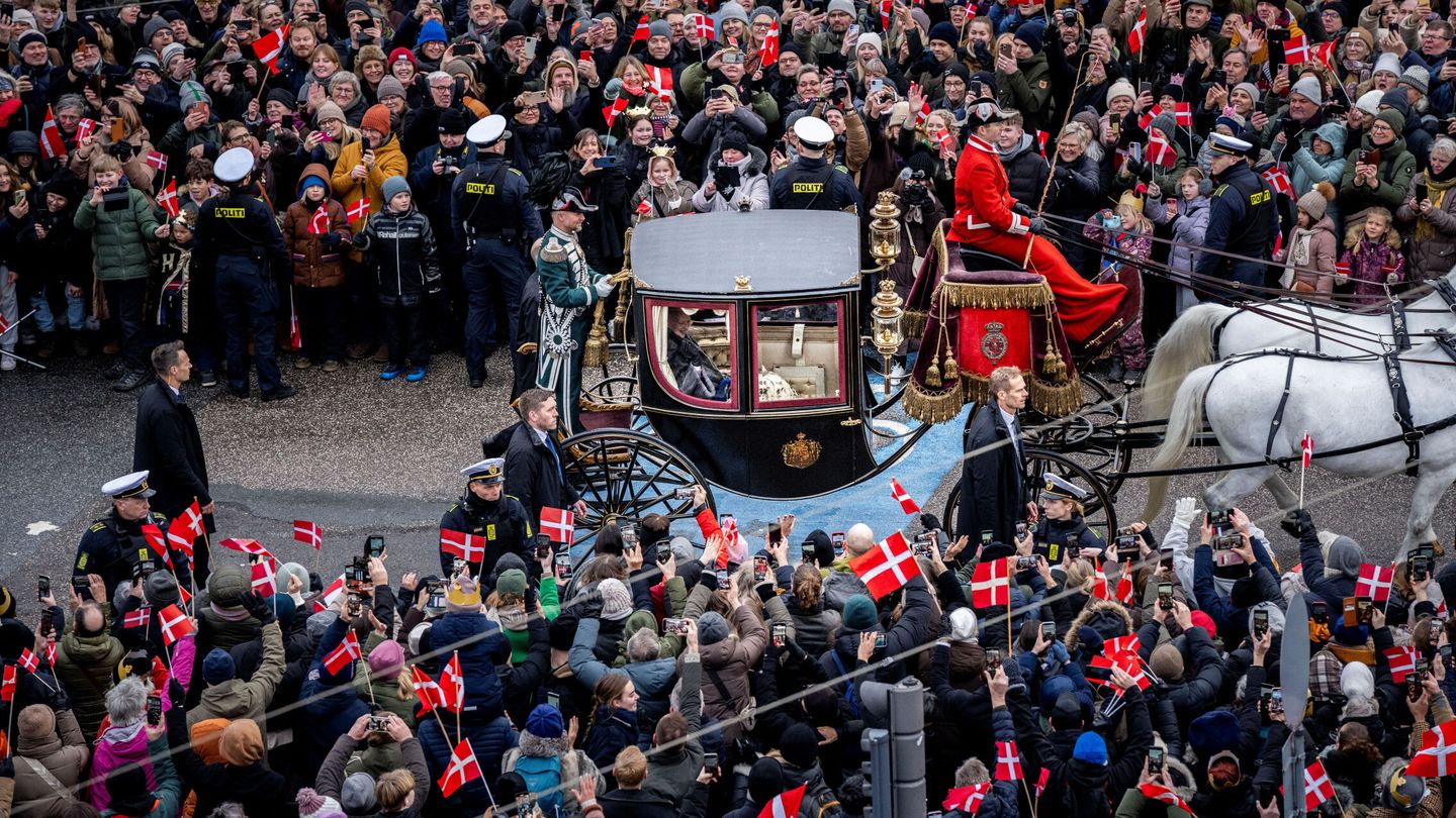 Denmark's Queen Margrethe is escorted by the Guard Hussar Regiment's Mounted Squadron in the gold carriage from Amalienborg Castle to Christiansborg Castle, on the day she abdicates after a reign of 52 years and her elder son, Crown Prince Frederik, ascends the throne as King Frederik X in Copenhagen, Denmark, January 14, 2024. Ritzau Scanpix Ida Marie Odgaard via REUTERS  ATTENTION EDITORS - THIS IMAGE WAS PROVIDED BY A THIRD PARTY. DENMARK OUT. NO COMMERCIAL OR EDITORIAL SALES IN DENMARK.