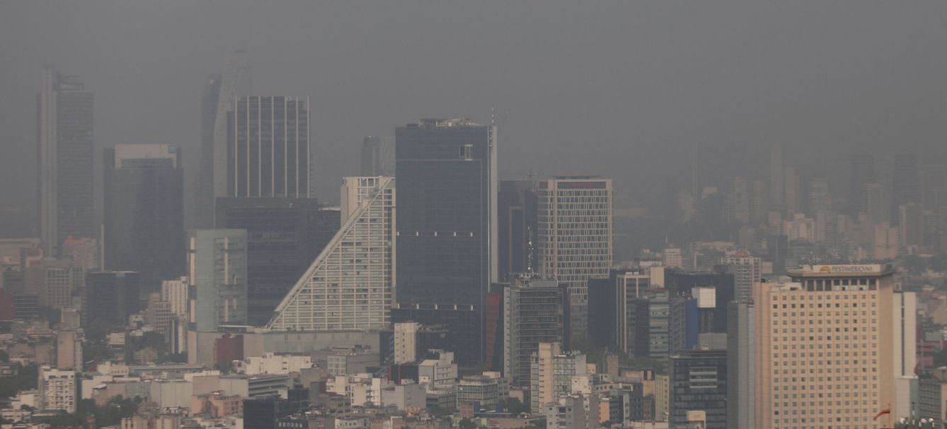 La contaminación por el intenso tráfico en Ciudad de México, en una imagen de mayo de 2017. (Reuters)