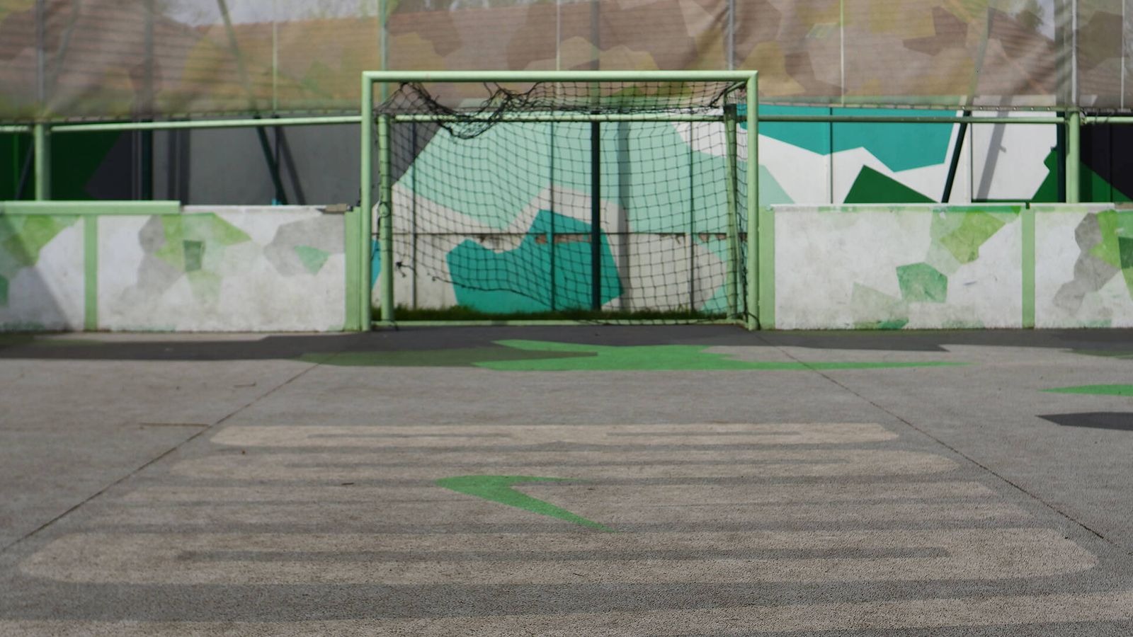 Campo de fútbol callejero Mbappé x Nike en Bondy, vacío durante la mañana escolar. (Á. F. C.)