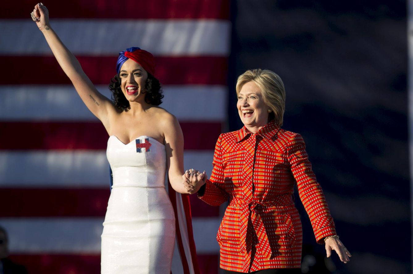 Foto: La Cantante Katy Perry luciendo los colores de la campaña de Hillary Clinton (Reuters)