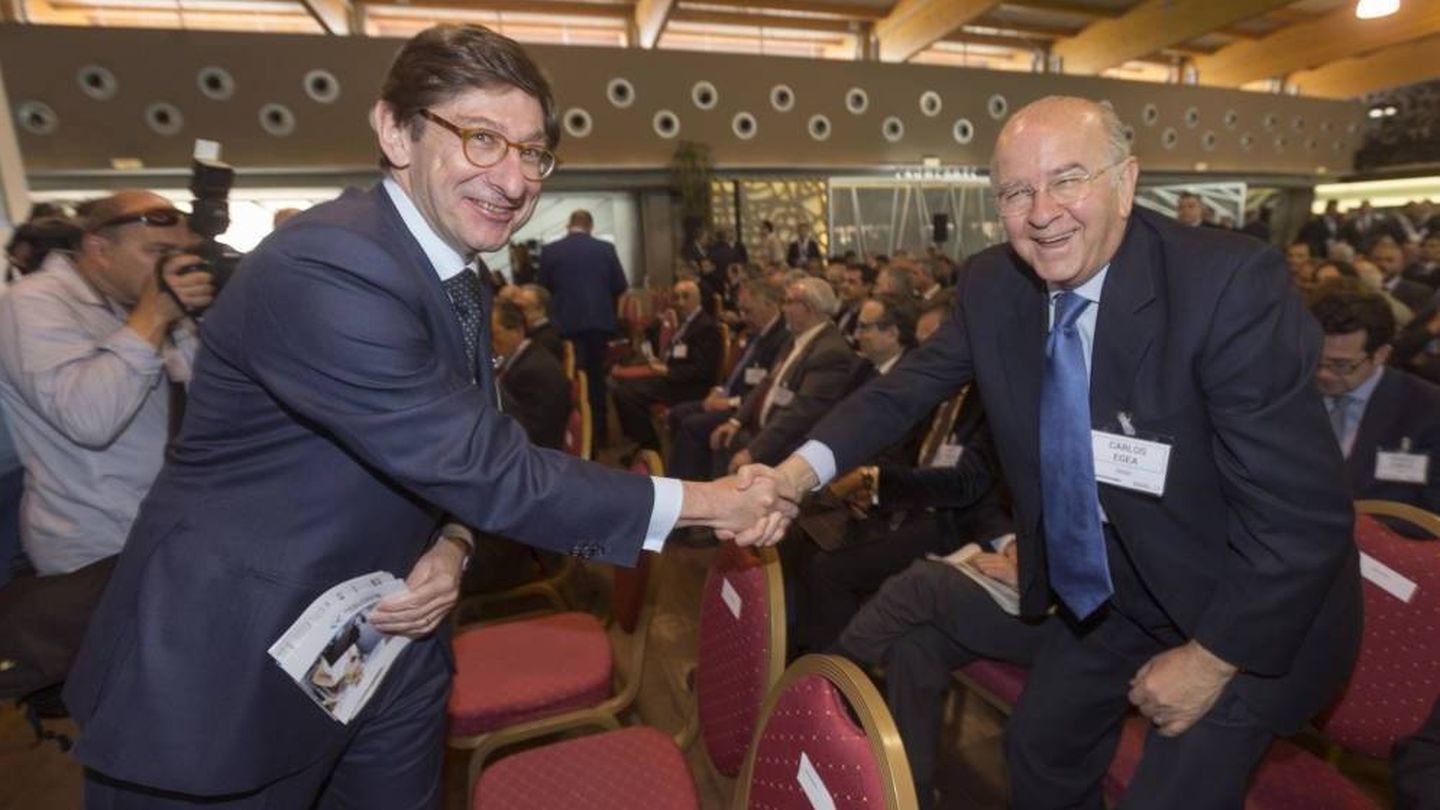 El presidente de Bankia, José Ignacio Goirigolzarri, saluda al del BMN, Carlos Egea. (EFE)