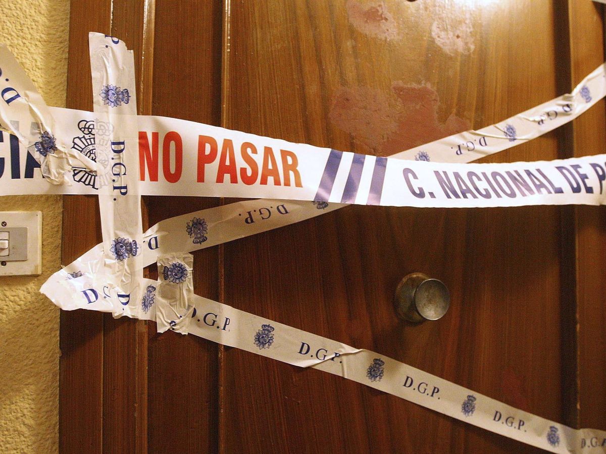 Foto: Precinto policial tras un caso de violencia de género. (EFE/Wifredo García)
