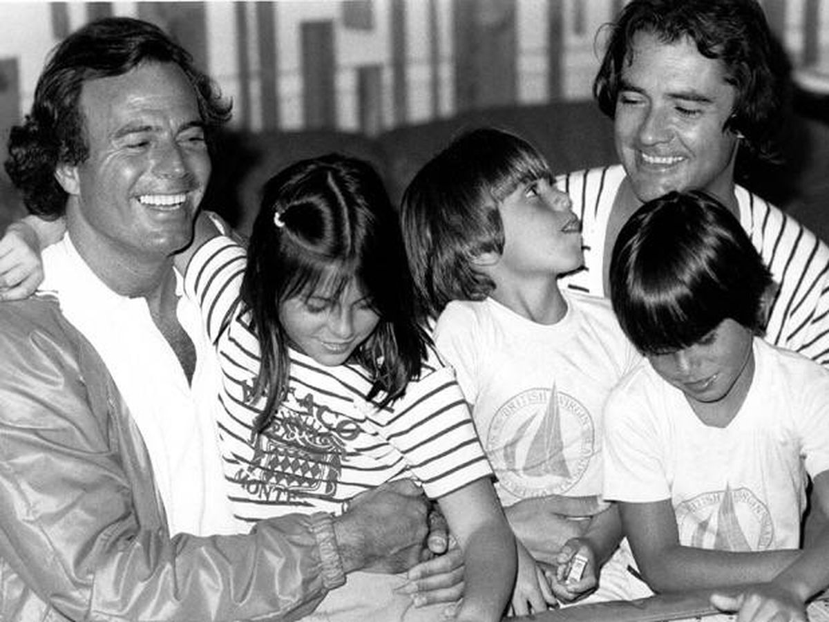 Foto: Ramón Arcusa, con Julio Iglesias y sus tres hijos mayores en 1983. (Cortesía)