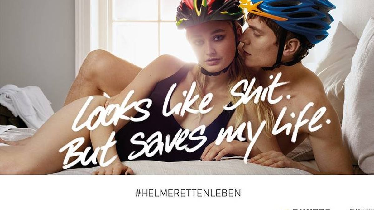 Polémica campaña del uso del casco en Alemania: "Vestida también funciona"