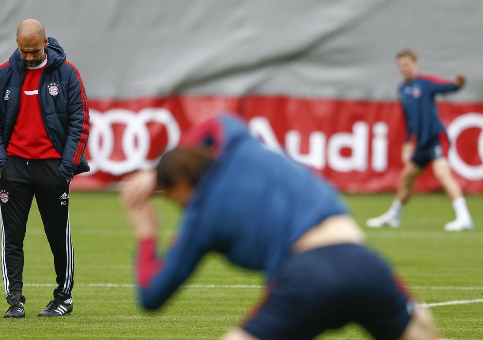 Foto: Pep Guardiola durante el entrenamiento del Bayern de este lunes (Reuters).