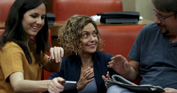Foto: La socialista Meritxell Batet (c), junto con los diputados de Unidos Podemos Ione Belarra y Xavi Domènech, el pasado 11 de julio en el Congreso. (EFE)