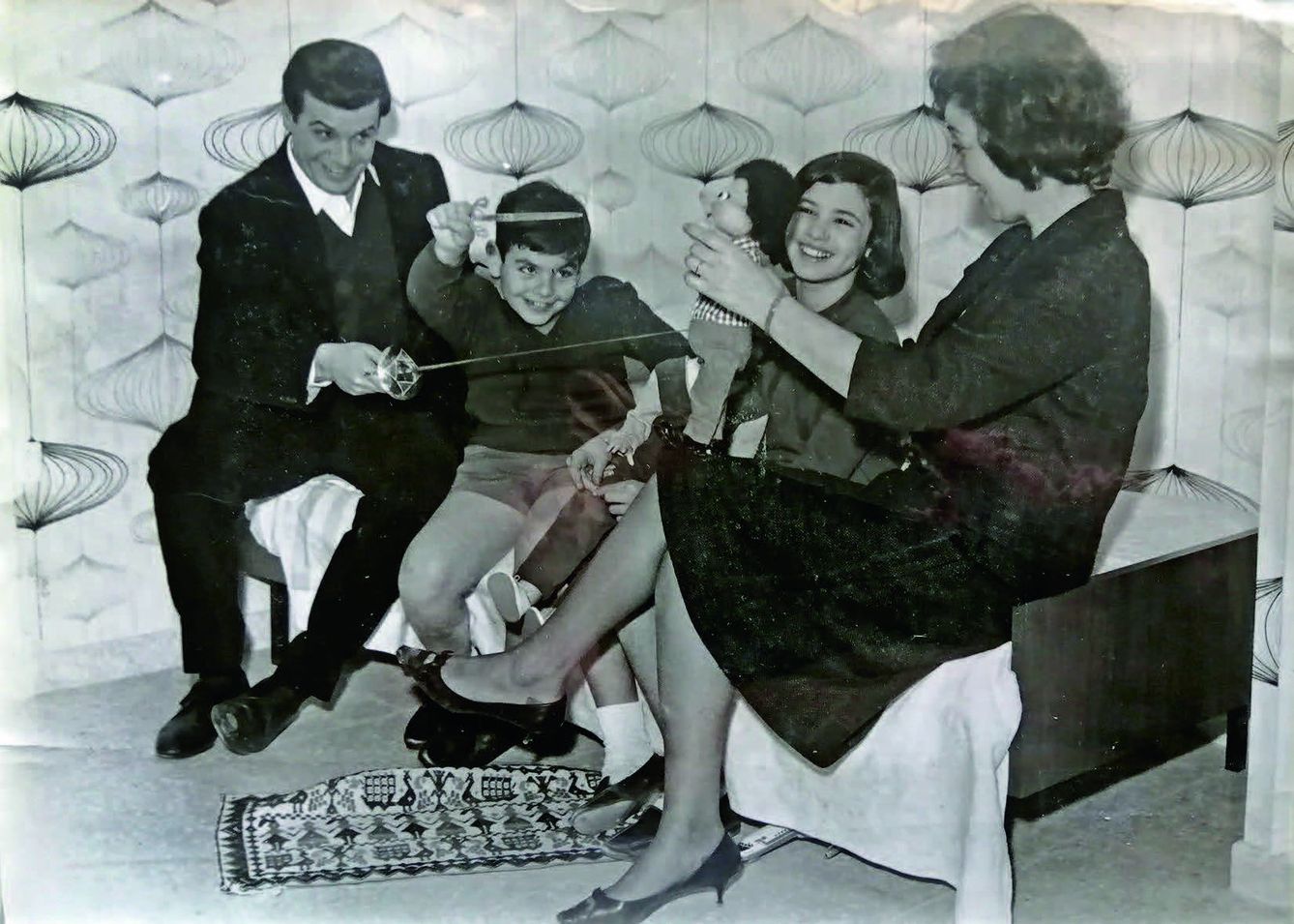 Paco Rabal y Asunción con sus hijos Benito y Teresa. ('Gracias por mi vida')