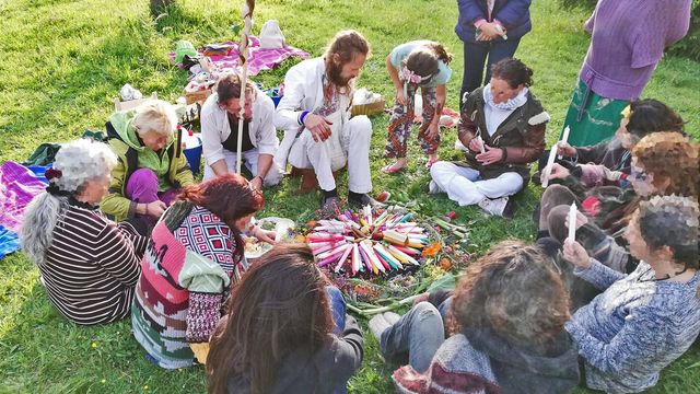 Ritual organizado por Axel Rudin en el norte de España y divulgado por su Nueva Tribu Ancestral en las redes sociales.