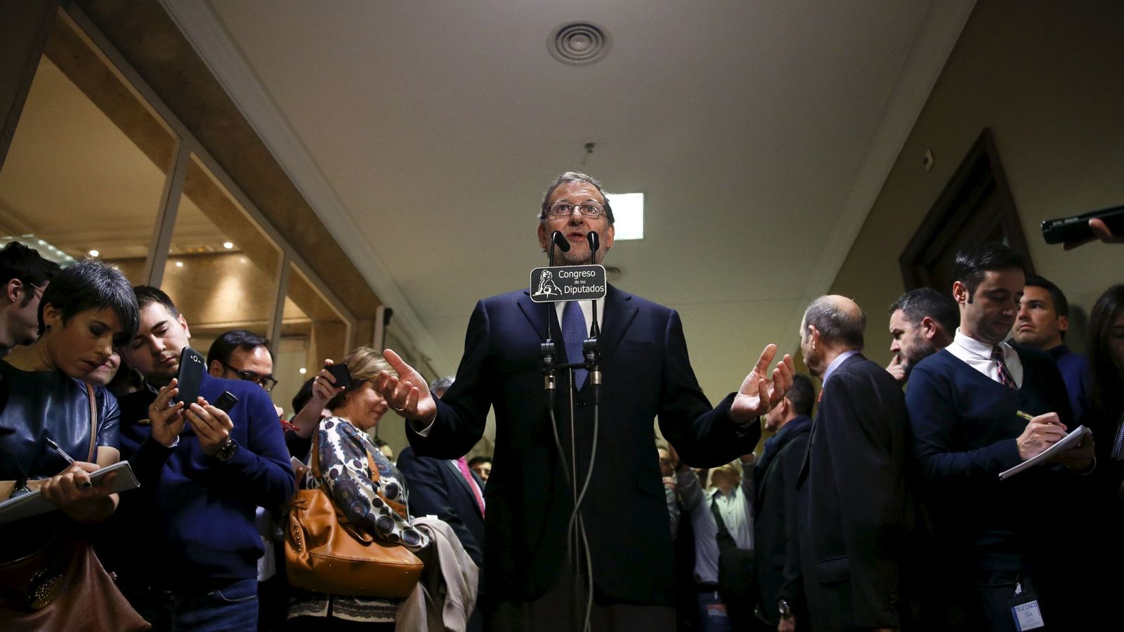 Foto: Mariano Rajoy, durante sus declaraciones a la prensa en los pasillos del Congreso, este 8 de enero. (Reuters)