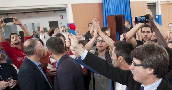 Foto: El presidente de la Generalitat, Carles Puigdemont, a su llegada al colegio de Sant Julià de Ramis, donde inicialmente tenía previsto votar. (EFE)