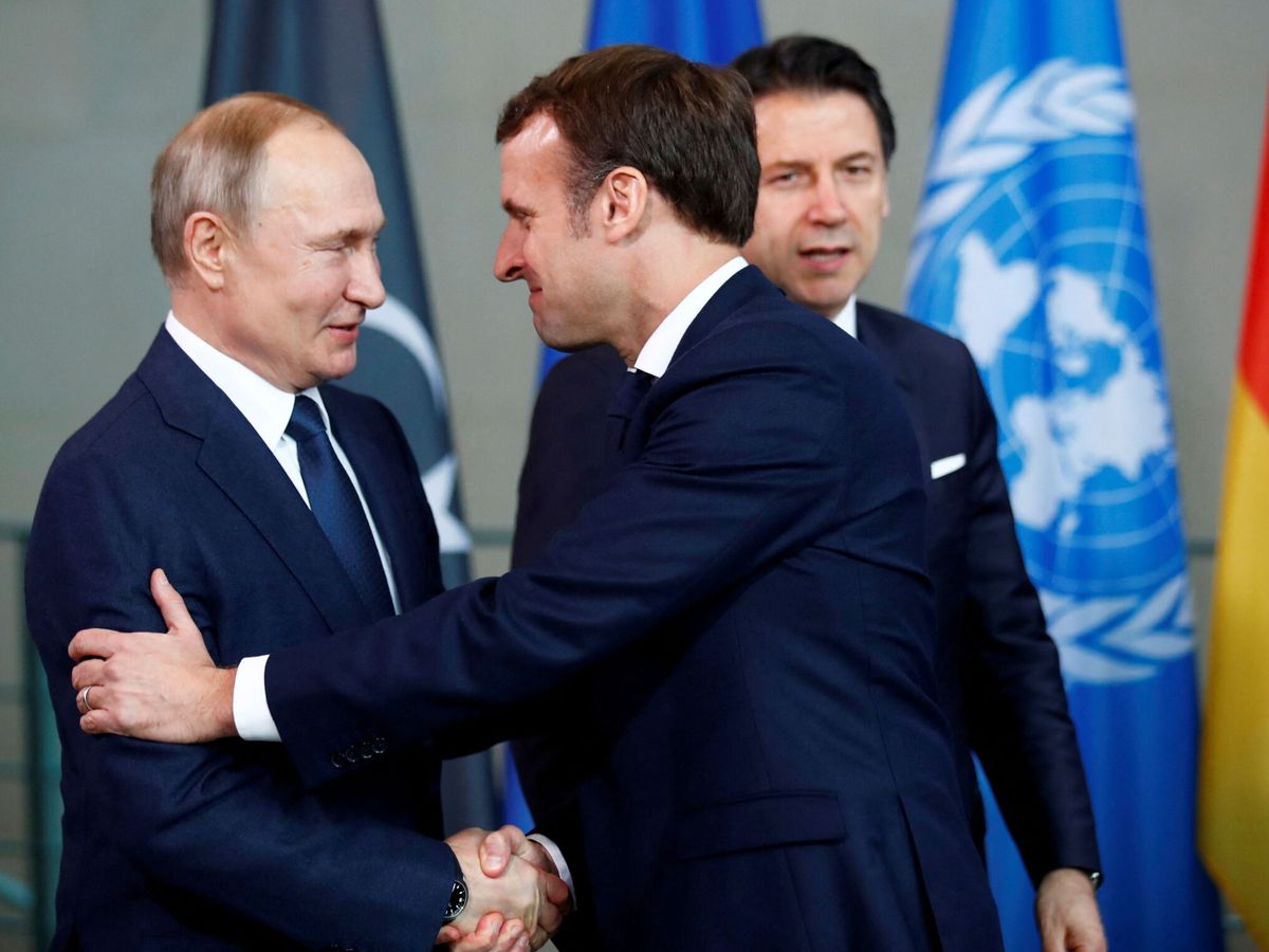 Foto: Putin y Macron se saludan en enero de 2020 durante una cumbre en Berlón. (Reuters/Hannibal Hanschke)