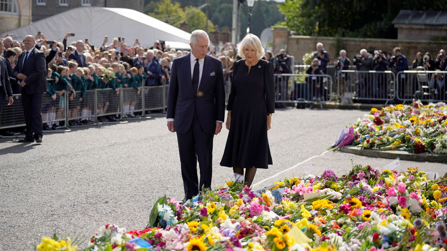 Carlos y Camila visitan el tributo floral en Hillsborough Castle. (Reuters/Niall Carson)