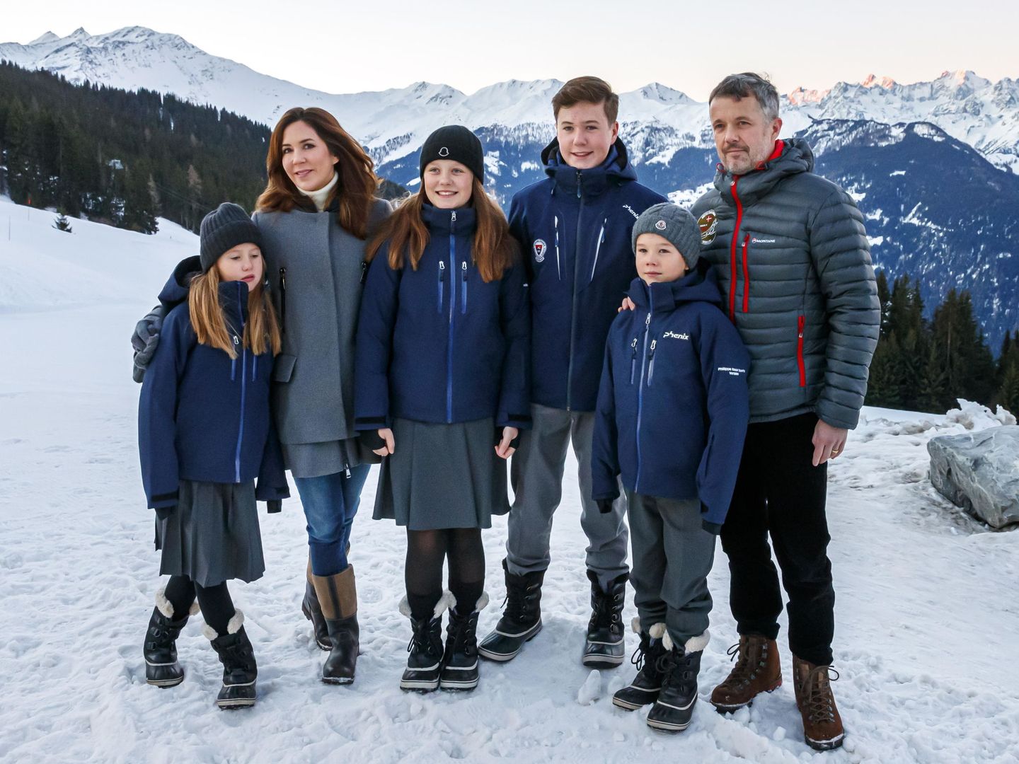 Los príncipes Federico y Mary, con sus hijos en Suiza. (EFE)
