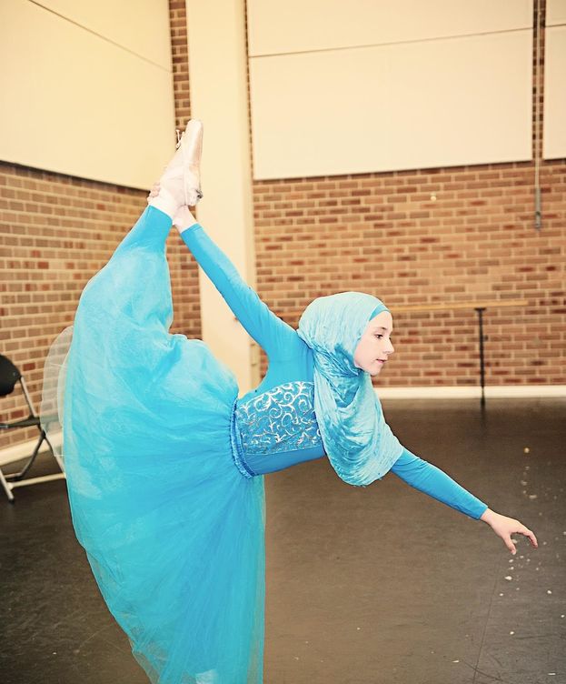 Foto: Stephanie Kurlow, ataviada con hiyab y tutú