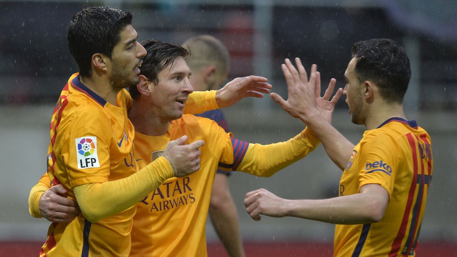 Foto: Messi celebra con Luis Suárez y Munir su primer gol al Eibar. (Reuters)