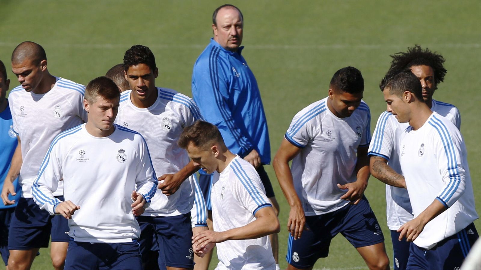 Foto: Kroos, con Benítez al fondo, en un entrenamiento del Real Madrid (EFE)
