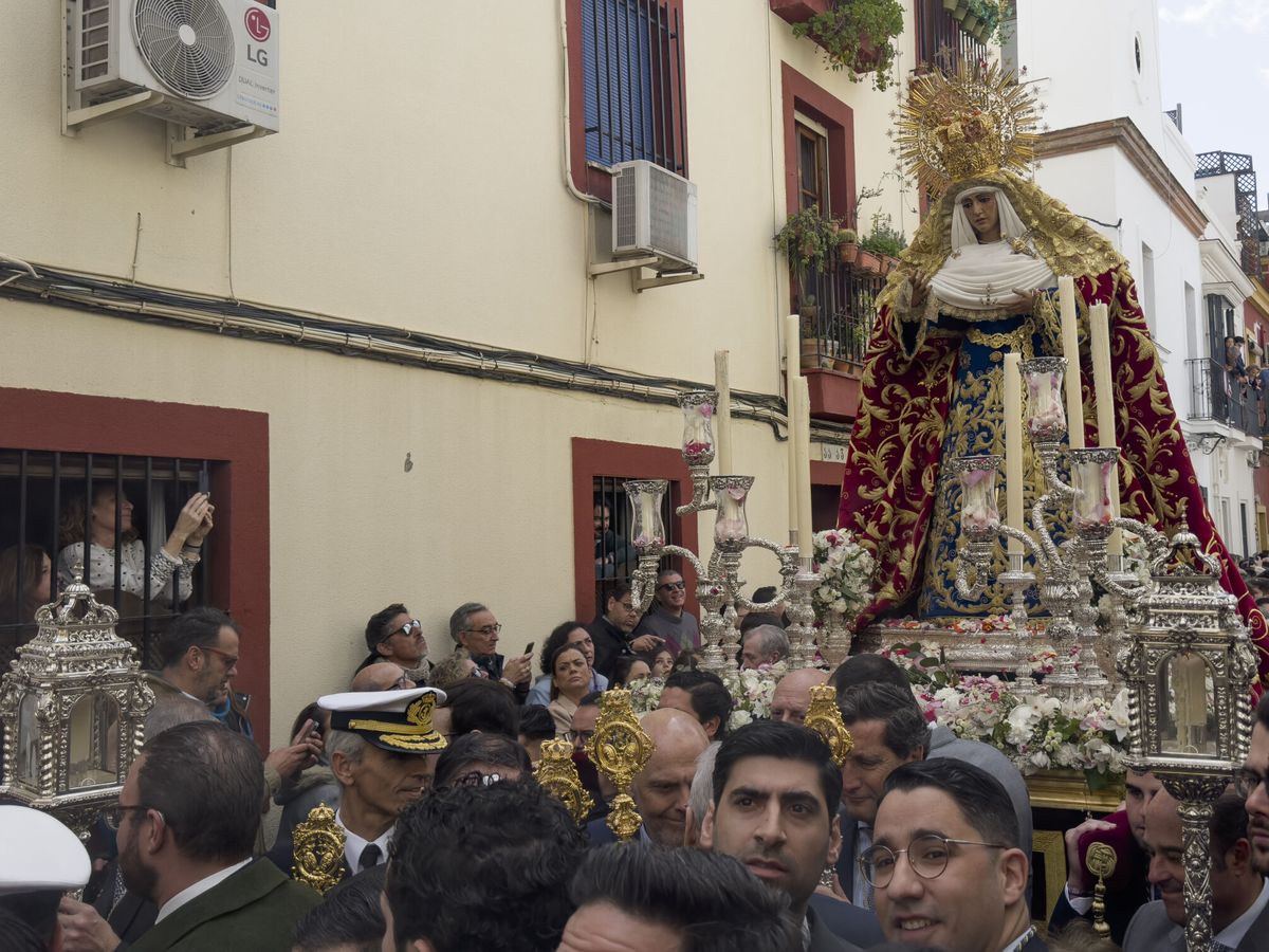 Foto: Vista de la Esperanza de Triana en la Semana Santa de Sevilla. (EFE/David Arjona)