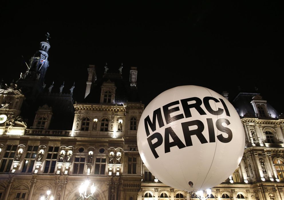 Foto: Un globo a las puertas del Ayuntamiento de París tras conocerse la victoria de Anne Hidalgo (Reuters).
