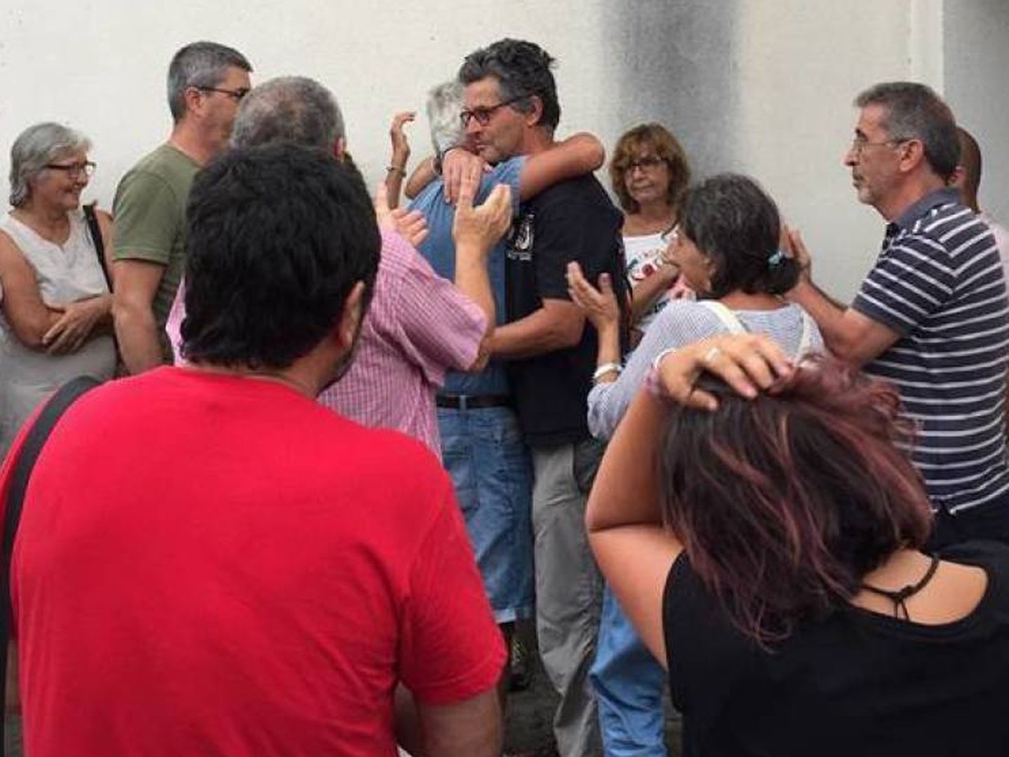 Momento en el que Juan Clavero, siendo abrazado, abandonó los juzgados tras su detención. (Plataforma Ciudadana Sierra de Cádiz)