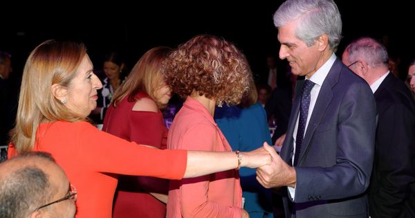 Foto:  La expresidenta del Congreso de los Diputados y exministra de Sanidad y Fomento Ana Pastor (i) saluda al diputado popular Adolfo Suárez Illana. (EFE)