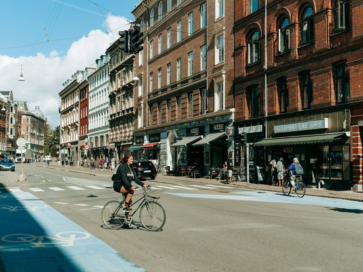 Foto: Una turista recorre en bicicleta la ciudad de Copenhague. (Yohan Marion)