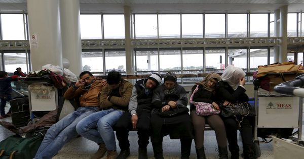 Foto: Sirios que huyen de la guerra descansan en el aeropuerto de Beirut antes de salir hacia Turquía. (Reuters)