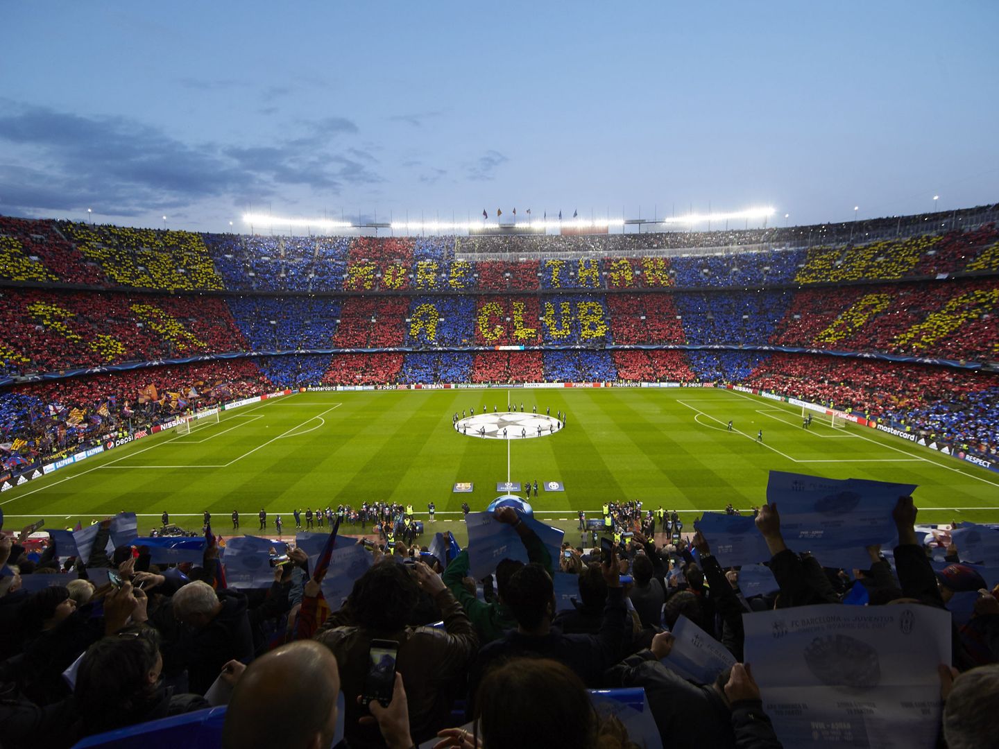 Un partido en el Camp Nou en 2017, antes del covid-19. (Reuters)