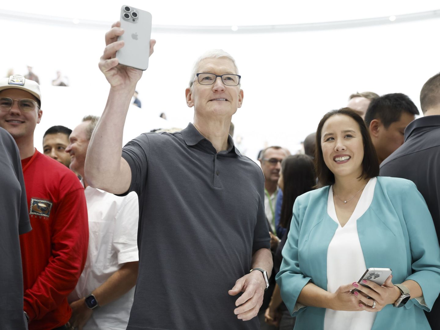 Tim Cook sujeta el iPhone 15 Pro Max. Foto: Reuters. 