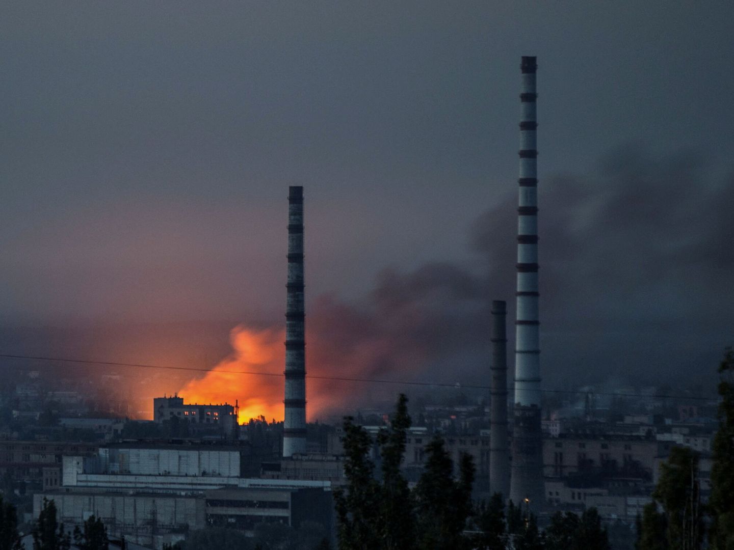 Fuego y llamas en la planta química de Azot, en Severodonetsk. (Reuters/ Oleksandr Ratushniak)