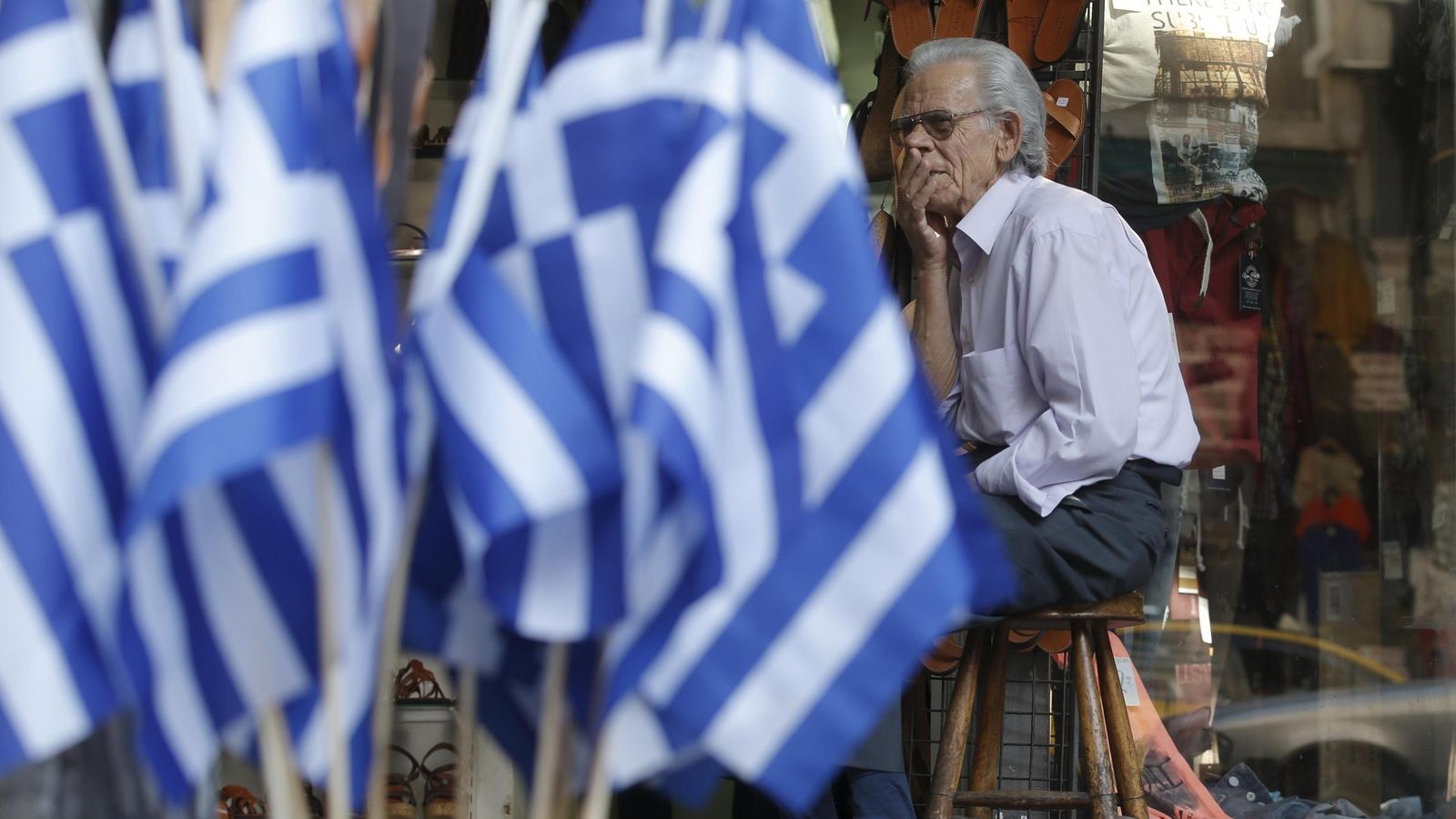 Foto: Un vendedor en Atenas, con la tienda vacía. (Reuters)