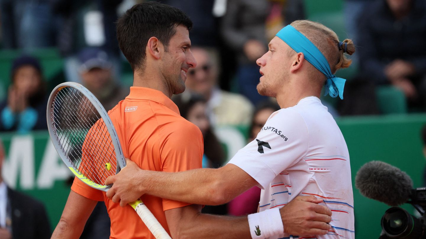 Alejandro Davidovich y Djokovic, durante su duelo. (Reuters/Denis Balibouse)