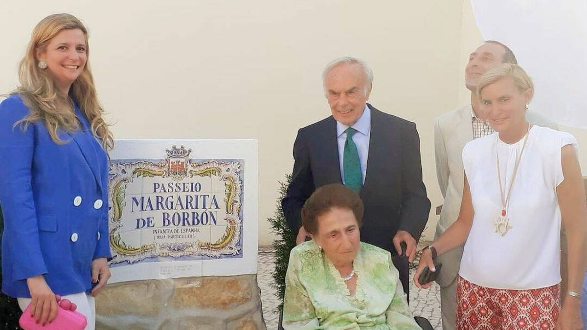 La infanta Margarita, emocionada en la inauguración de un paseo de Estoril en su honor