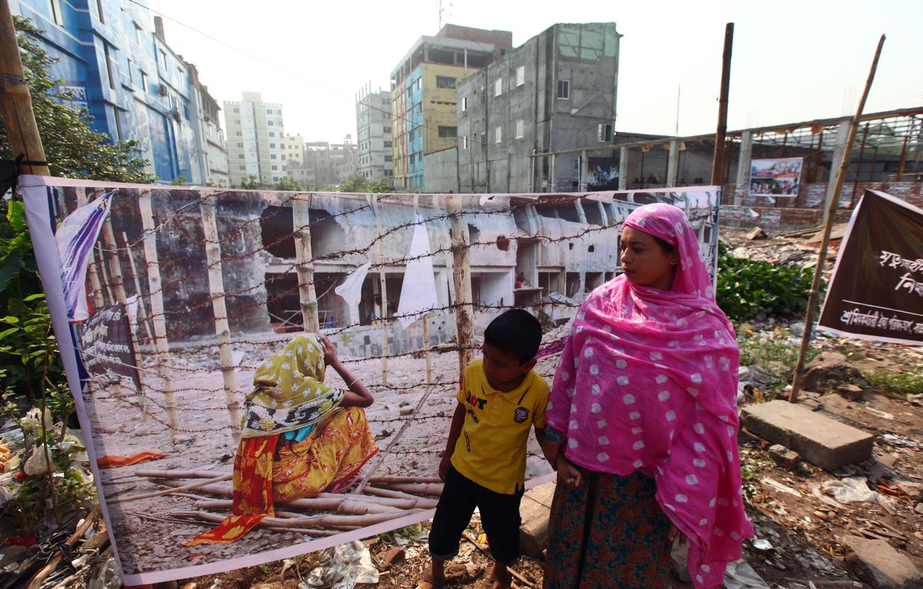 Familiares de alguna de las víctimas visitan el lugar donde se erigía el complejo textil Rana Plaza, en Dacca, Bangladesh. (EFE)