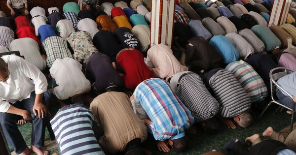 Foto: Musulmanes rezan en una mezquita de Almería. (EFE)