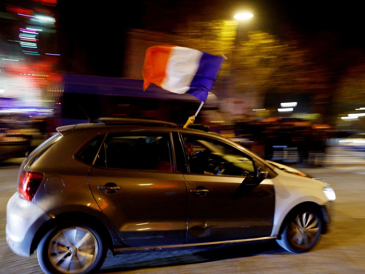 Foto: Un coche con la bandera de Francia en las celebración tras el partido en París, Francia. (Reuters/Gonzalo Fuentes)