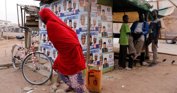 Foto: Un niña pasa ante carteles electorales en Yola, Nigeria. (Reuters)