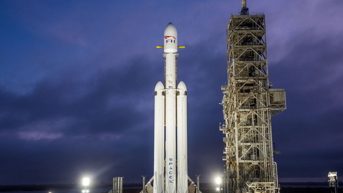 ¿Lo conseguirá? Sigue en directo el primer lanzamiento del enorme cohete Falcon Heavy 
