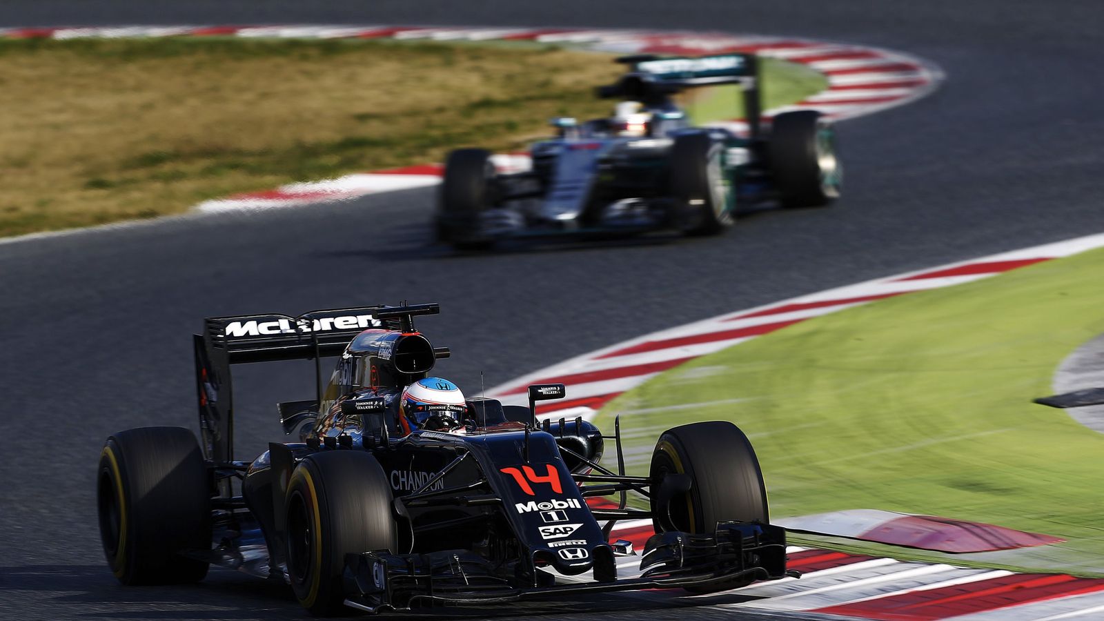 Foto: McLaren y Mercedes sobre la pista de Montmeló.