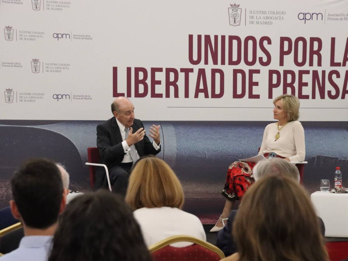 Foto: Miquel Roca y la vicedecana Isabel Winkels durante el acto por la libertad de prensa celebrado esta mañana en la sede del Colegio de Madrid. (ICAM)