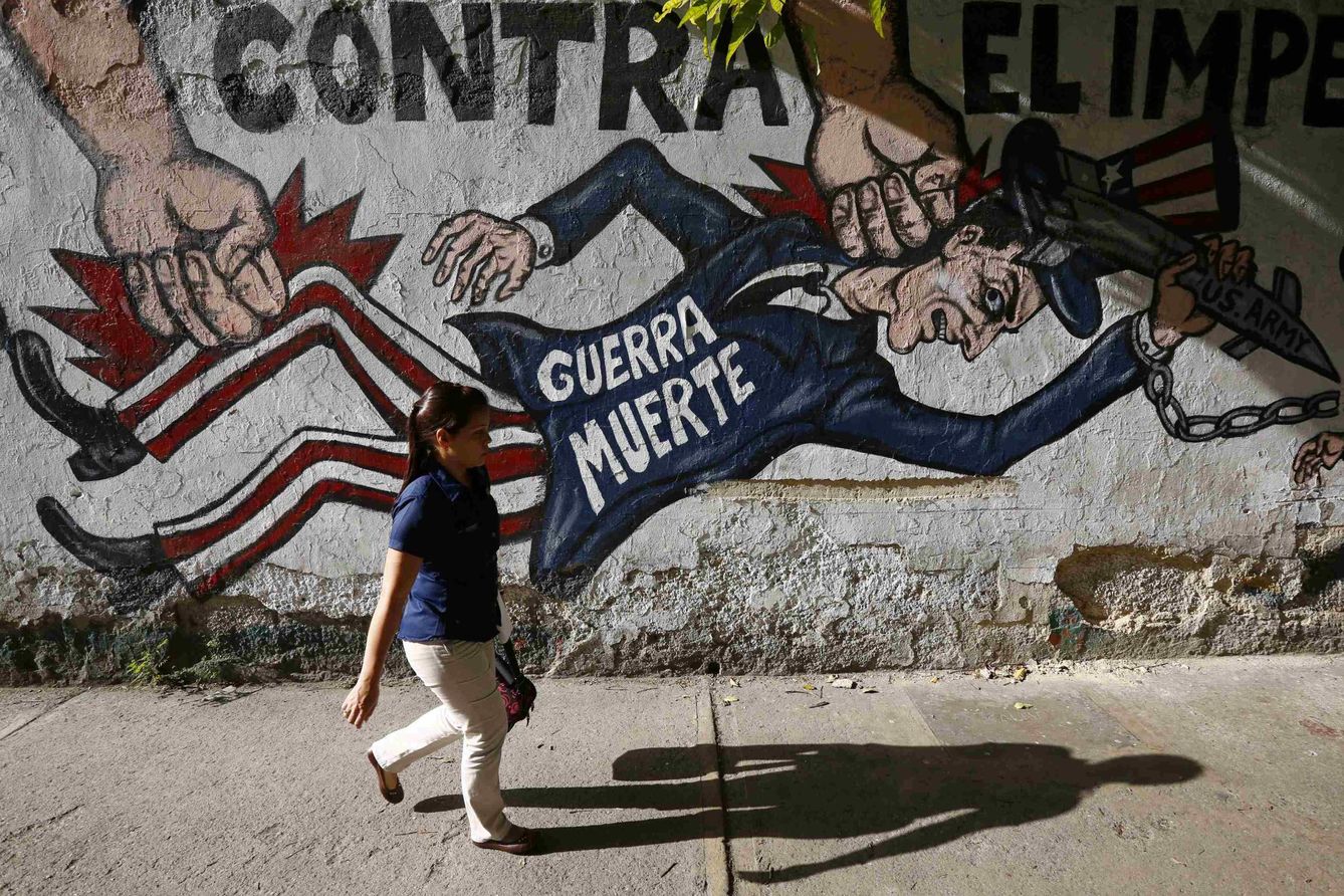 Foto: Una venezolana pasa ante una pintada en Caracas este lunes 9 de marzo (Reuters).