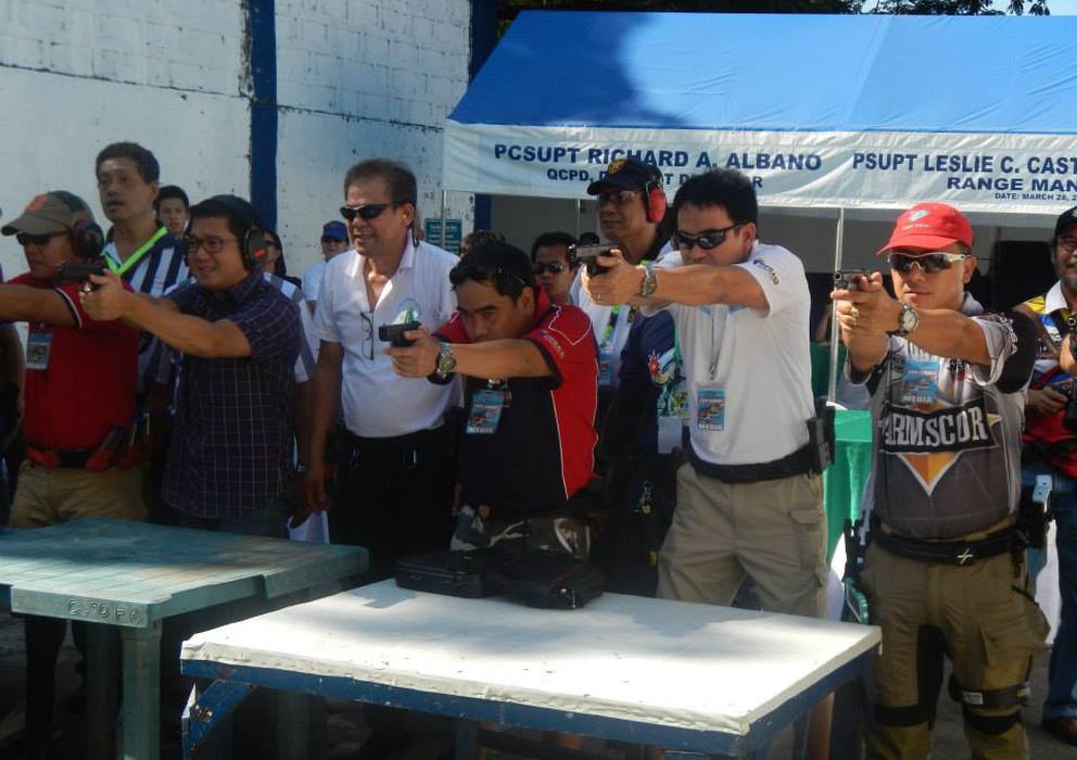 Foto: Periodistas filipinos de la asociación ARMED, entrenan en un club de tiro de Manila. (Rebeca Calabria)