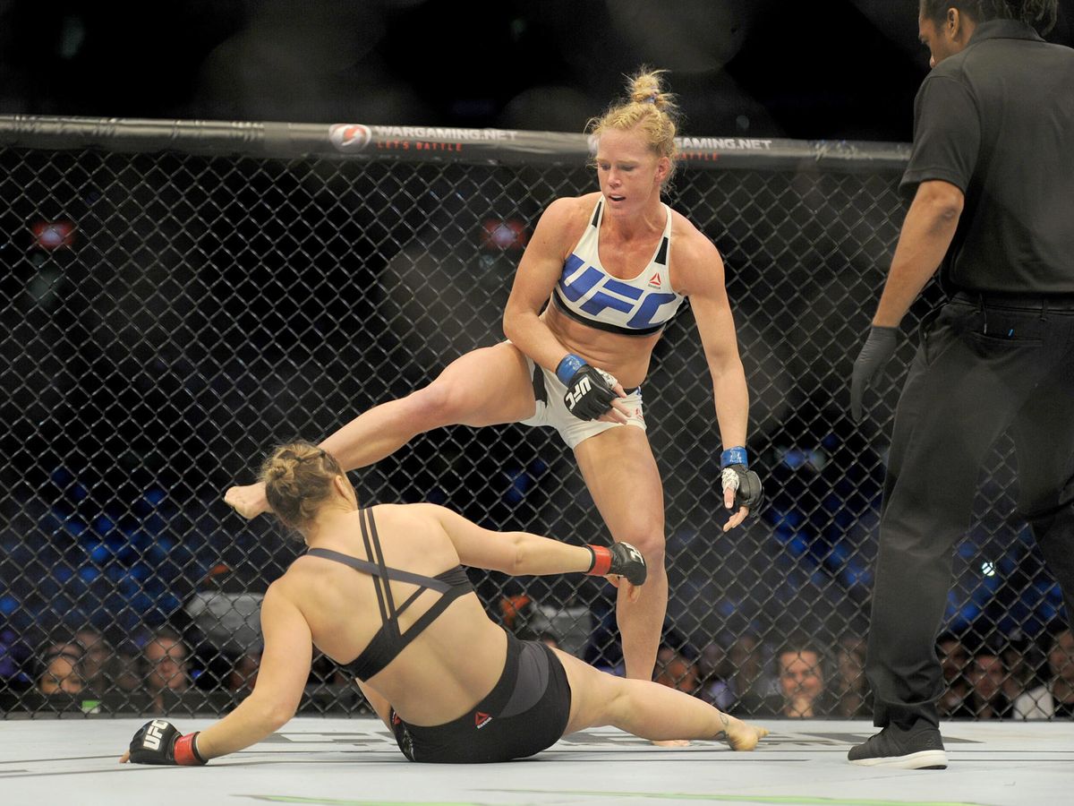 Foto: Ronda Rousey cae noqueada después de una patada de Holly Holm en UFC 193 ( EFE)
