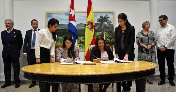 Foto: Foto de archivo de la ex secretaria general y del consejo de Mercasa Macarena Olona (sentada a la izquierda de la imagen), fichada por Sepides. (EFE)