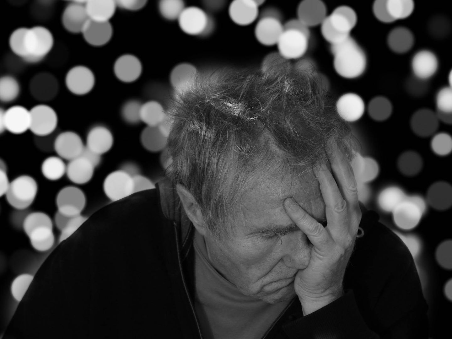 Una víctima de alzhéimer se lamenta | Pixabay