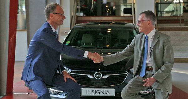 Foto: Michael Lohscheller presidente de Opel/Vauxhall y Carlos Tavares Presidente del grupo PSA a la derecha. 